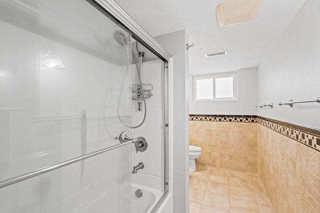 Building Photo - 4-Bedroom Retreat in Medical Lake - 2 Baths & 2,454 Sq/Ft Half Month Rent Free!