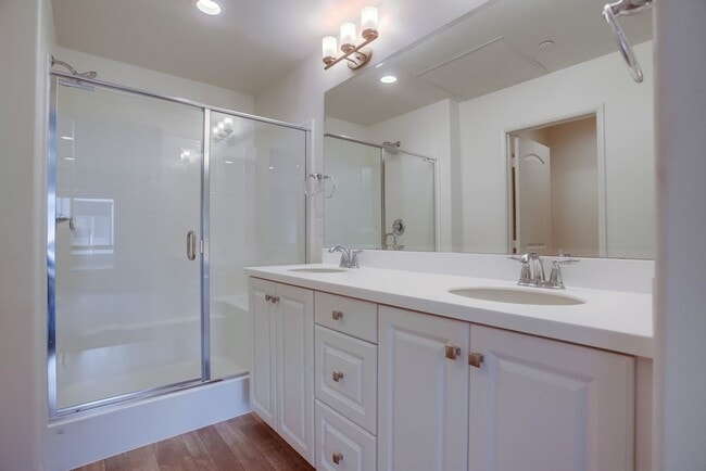Building Photo - Beautiful 4 Bedroom Townhome! Built in 202...