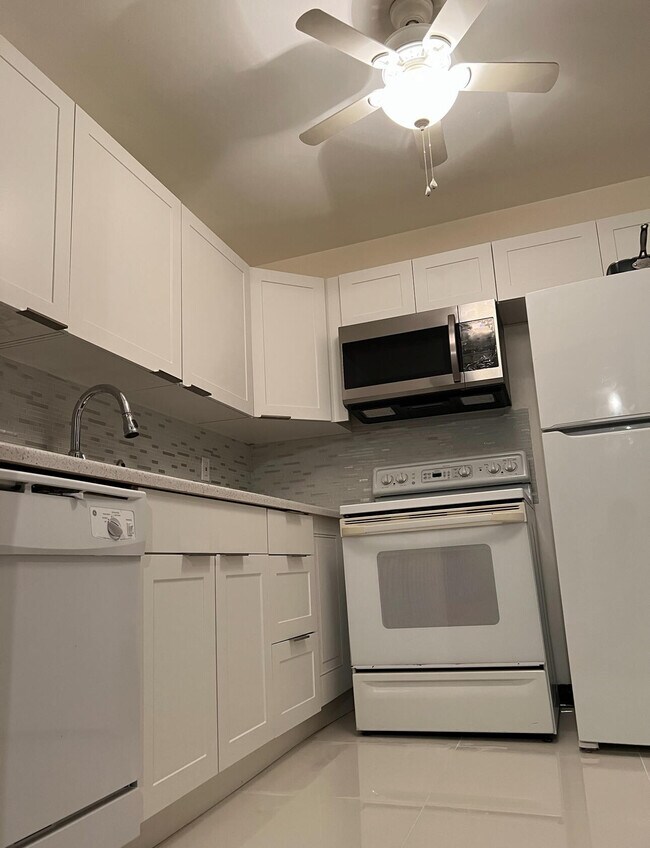 Building Photo - 700 Village Green Ct