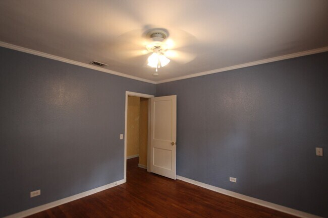 Building Photo - 3 Bedroom, 1.5 Bath Home in Central Tyler!