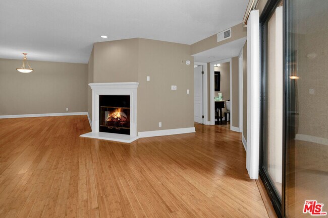 Building Photo - 1633 S Bentley Ave