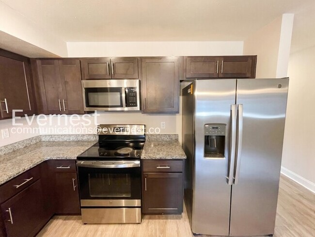 Building Photo - 3 Bed/3 Bath Townhome with Off-Street Parking / Pet-Friendly / Vouchers Accepted / Available Now!