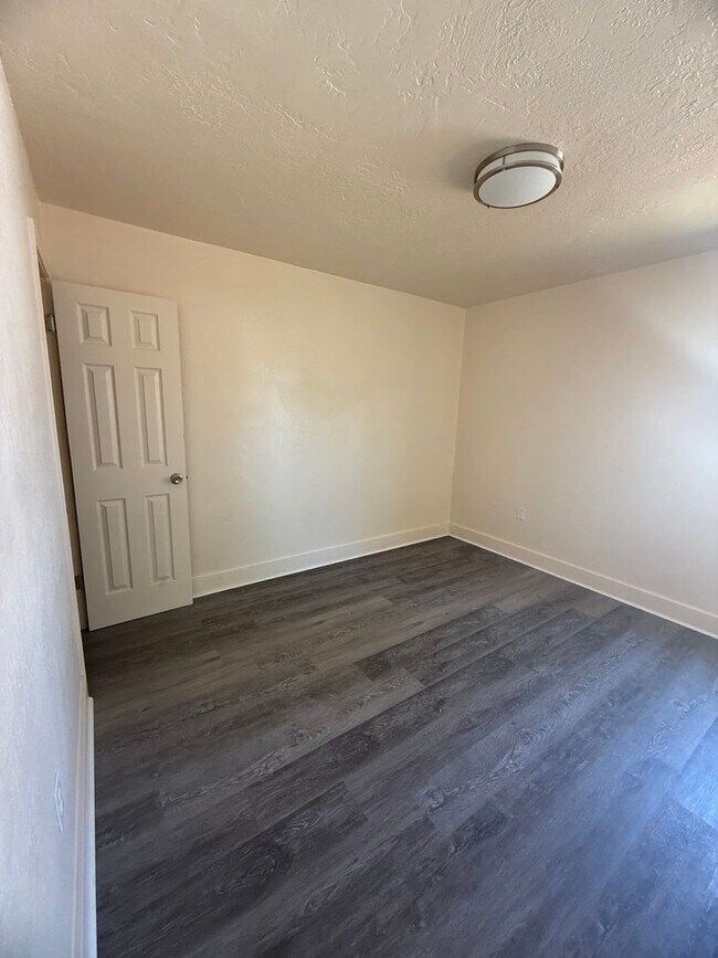 Building Photo - 2 bedroom 1 bath House