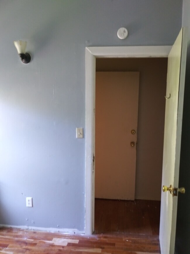 916 Ackerman Avenue, Unit Room 9 916 Ackerman Ave Syracuse NY 13210