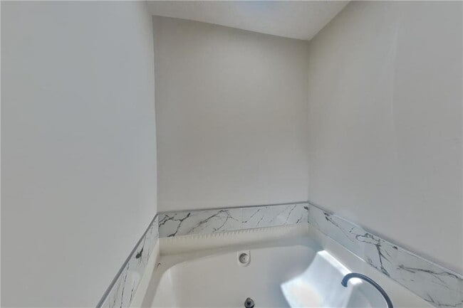 Building Photo - 2520 Deerfield Dr
