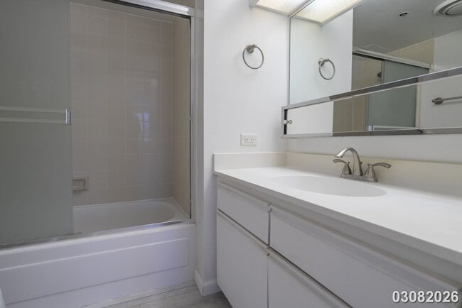 Building Photo - $3,500 / 2br - 896ft2 - Renovated and Modern 2BR/2BA/1PKG unit in the Royal Capito