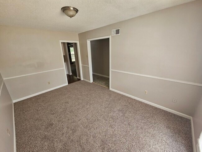 Building Photo - 3373 S Mendenhall Rd