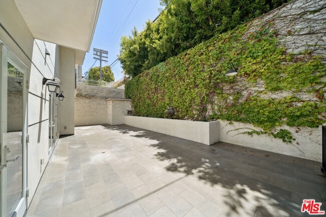 Building Photo - 1529 S Beverly Dr