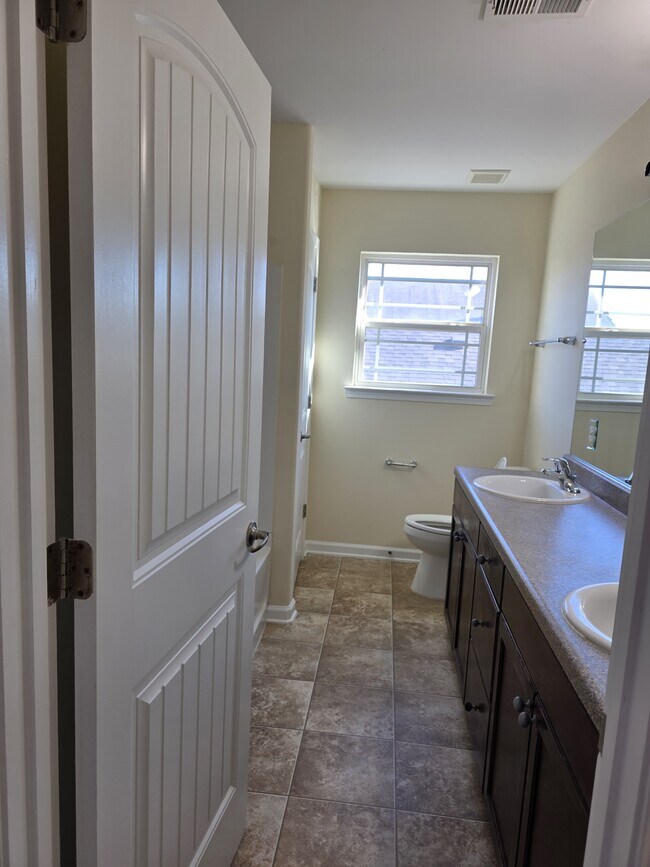 Building Photo - 159 Chapel Lake S