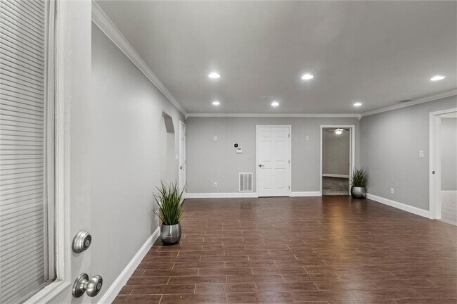 Building Photo - 2115 Julien Overlook