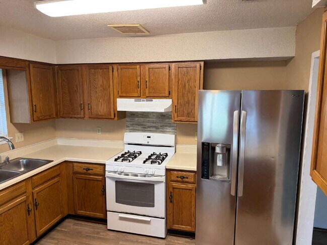 Building Photo - "Charming 3-Bed Oasis with Pool on Boulevard De L'Orleans – Your Mary Esther Retreat Awaits!"