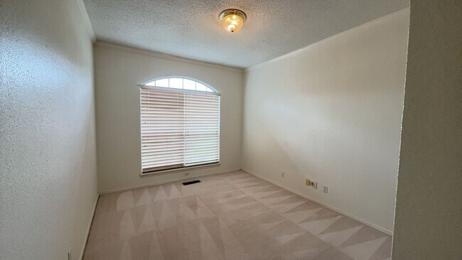 Building Photo - Great 3 bed, 2 bath home in Broken Arrow w...