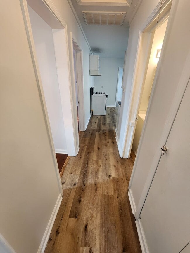 Building Photo - Bright adorable home with lots of updates ...