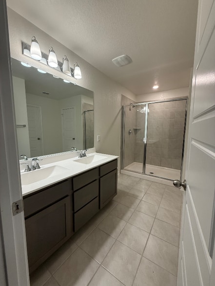 Building Photo - 409 Dakota Crk