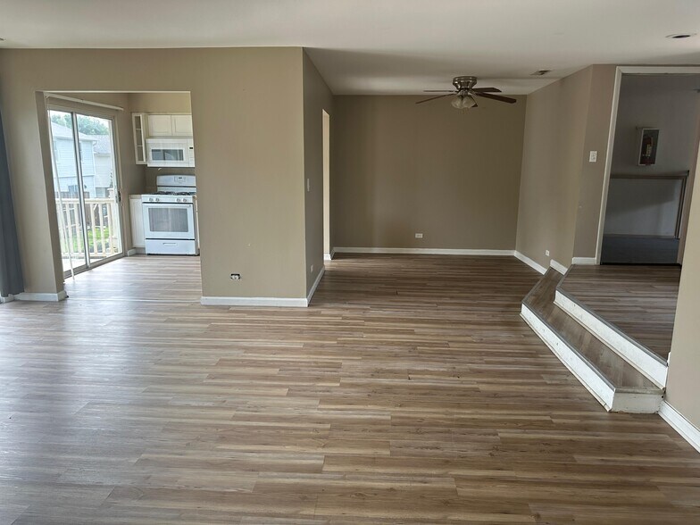 Building Photo - 320 Springlake Ln