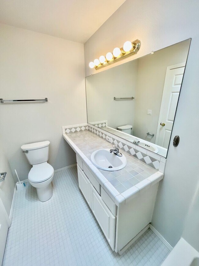Building Photo - Stylish Bull Mountain Home – 3 Bed, 2.5 Ba...
