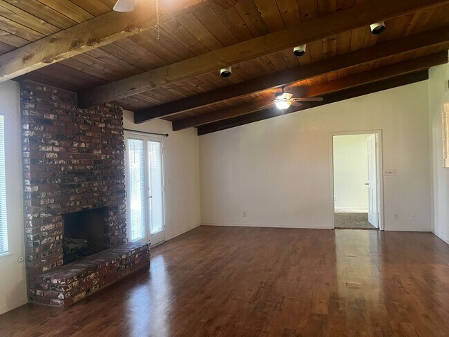 Building Photo - 3142 E Race Ave