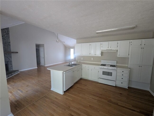 Building Photo - 1995 Holly Cove Rd