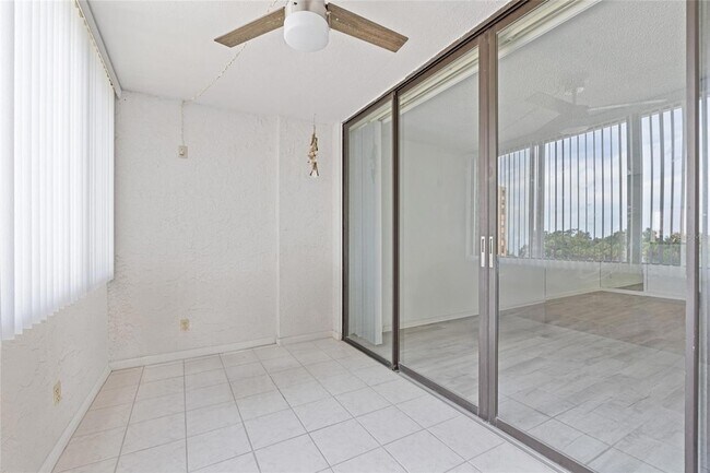 Building Photo - 2621 Cove Cay Dr