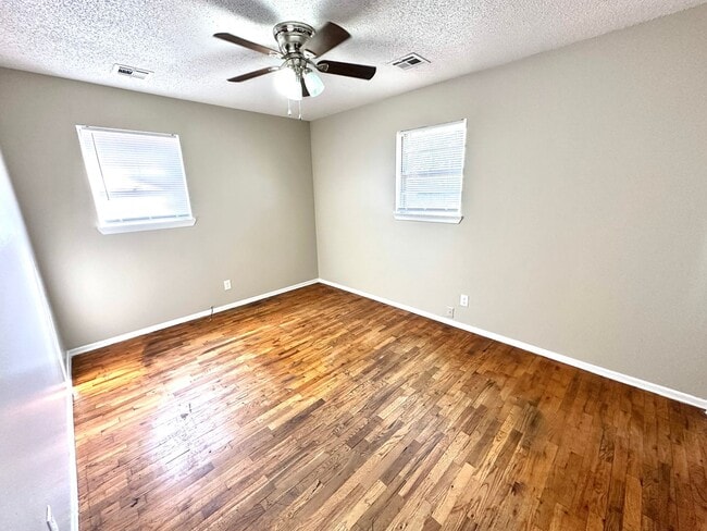 Building Photo - Updated 3-Bed Home with Garage & Fenced Ya...