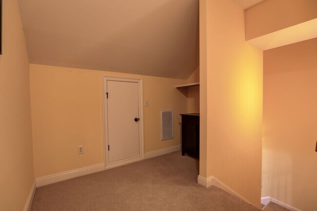 Building Photo - FULLY FURNISHED-  AVAILABLE NOW! 3 Bedroom / 3 Bath Fully- Furnished Brick home