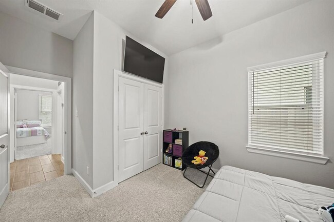 Building Photo - 327 Jolly Ginger Dr