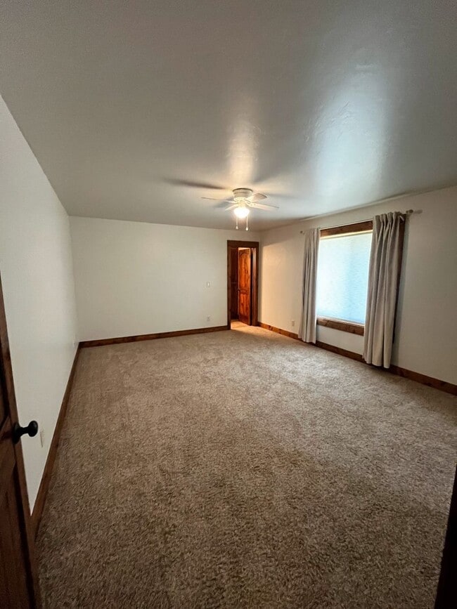 Building Photo - Charming Home with Open Floor Plan & Pet-Friendly Yard – Prime Location!