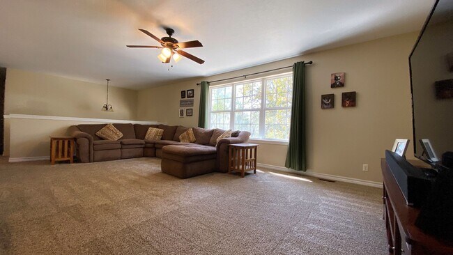Building Photo - Gorgeous 3 Bedroom, 2 Bathroom Split Level...