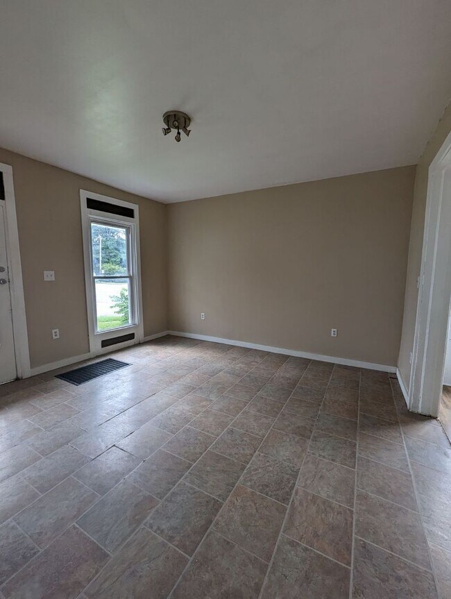 Building Photo - 210 S Doxtator St