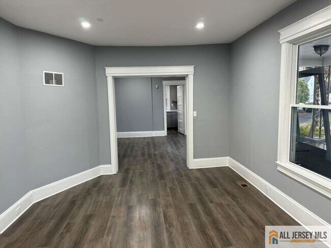 Building Photo - 107 Parkway Ave