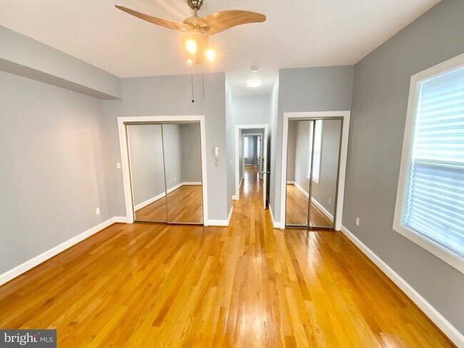 Building Photo - 812 5th St NE