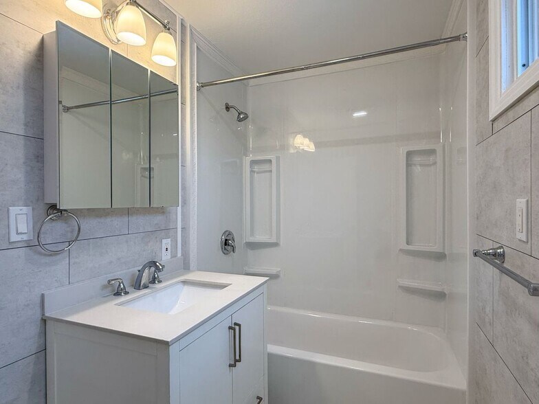 Building Photo - 2653 W Seneca Turnpike