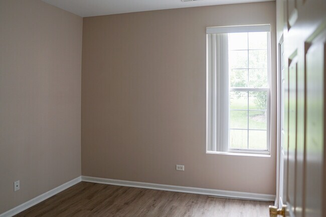 Building Photo - 1574 Millbrook Dr