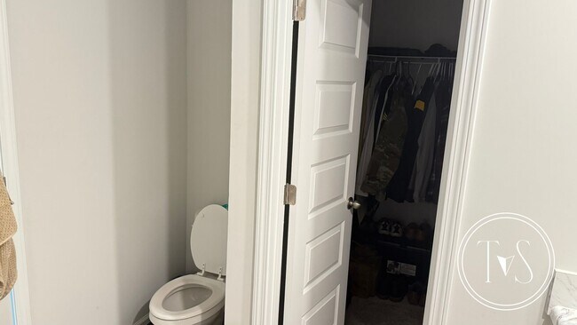 Building Photo - RATE DROP ALERT! (was $2240/month)