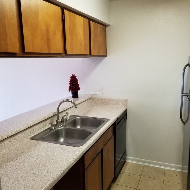 Building Photo - 3015 Walnut Bend Ln