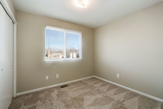 Building Photo - Updated 5 Bed 2 Bath House Near Old Town!