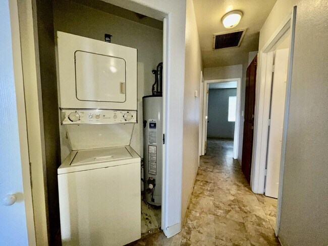 Building Photo - 2 bed 2 bath central location.