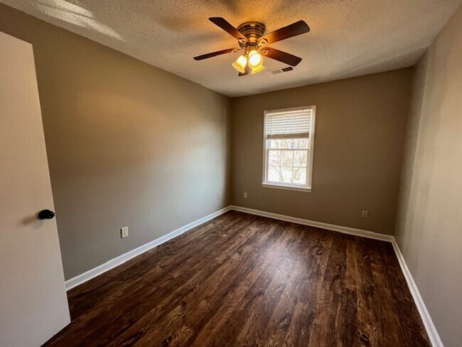 Building Photo - Renovated 3 Bedroom 2.5 Home for Rent!