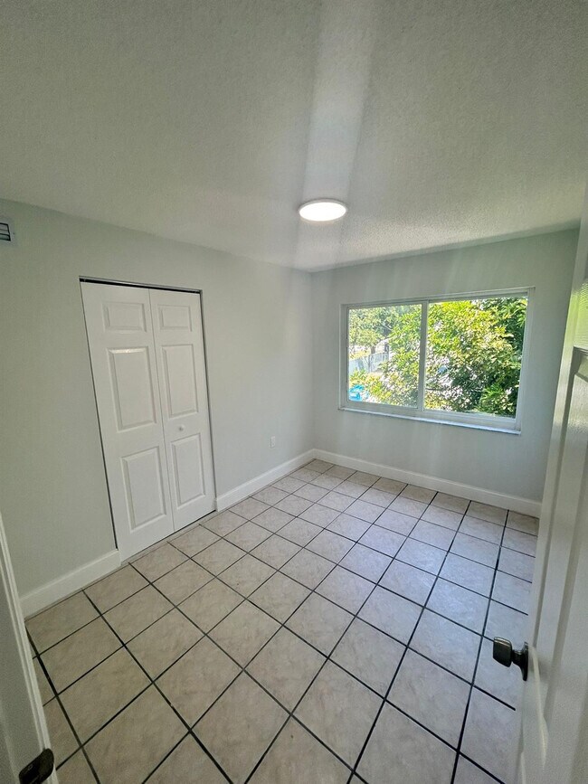 Building Photo - 6601 SW 46th St