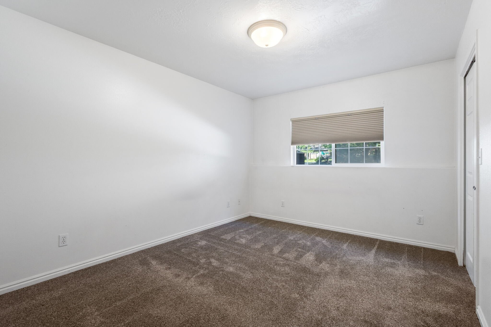 Building Photo - 1208 W 160 N