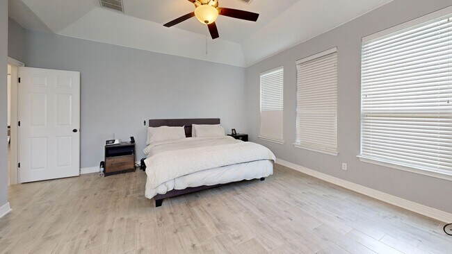 Building Photo - Spacious 4-bedroom, 2.5 bath, 3 car garage...
