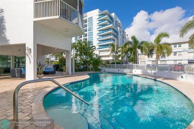 Building Photo - 720 Bayshore Dr