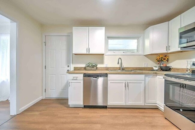 Building Photo - Renovated 3–4 Bedroom Home for Rent | 2,700+ Sq Ft | Bristol TN