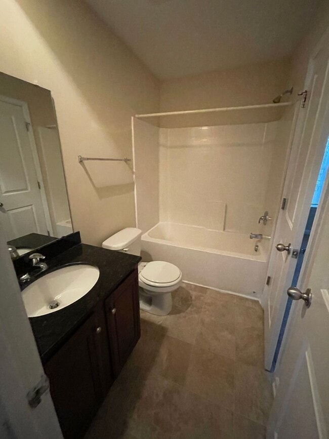 Building Photo - 3 bedroom townhome