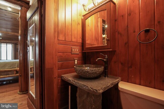 Building Photo - 371 Green Tree Dr