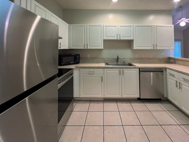 Building Photo - 1/1 Condo in the Greens at West End - Available mid-June!