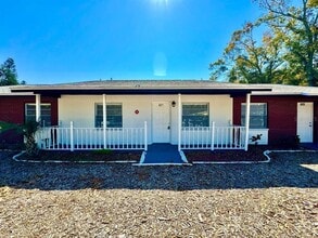 Building Photo - 627 Wildwood Way