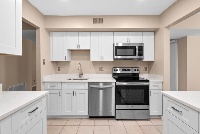 Building Photo - 2 Bed 1 Bath - Georgetown Village Condo - ...