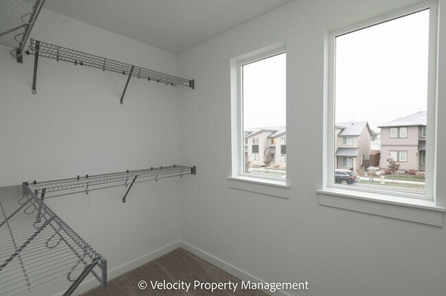 Building Photo - 3 Bedroom Townhome close to Hospital!