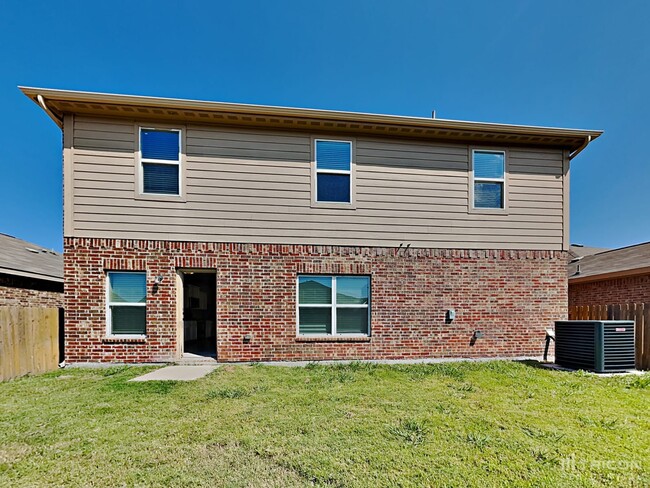 Building Photo - 1327 Tamarack Dr